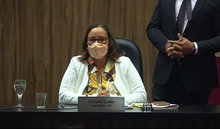 Vereadores da oposição abandonam sessão e Juscinei Claro é eleita presidente da Câmara