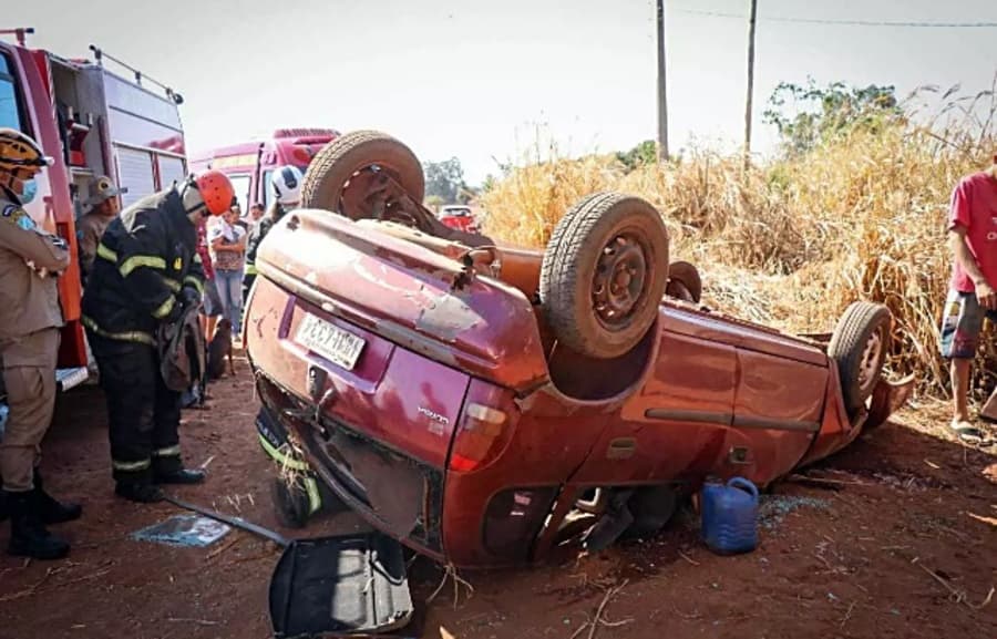 Homem de 63 anos morre após capotar veículo em estrada de assentamento