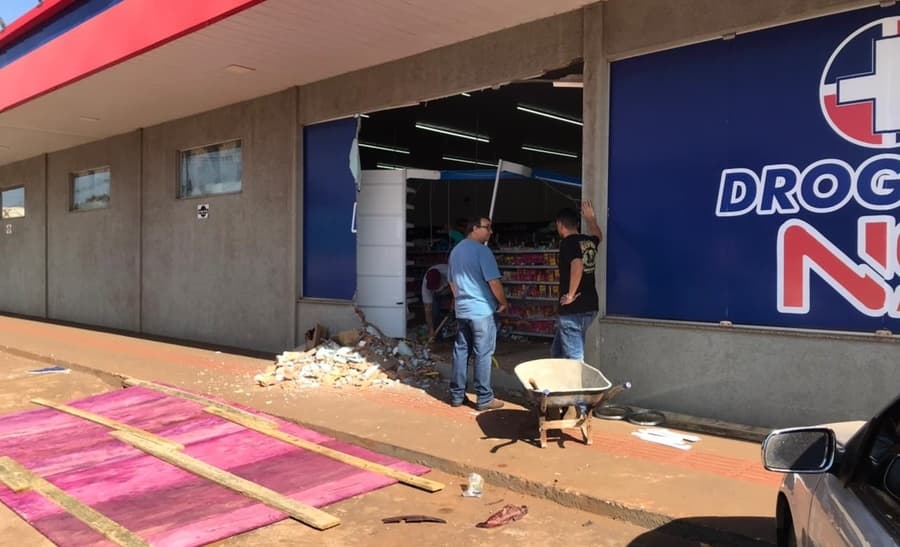 Caminhão perde o controle e invade farmácia no centro de Sidrolândia