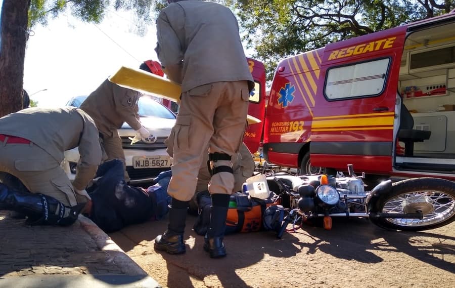 Colisão de motocicleta e carro deixa condutor ferido em frente à prefeitura