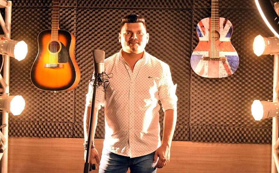 Cantor Ademar Espíndola lança clipe com música sertaneja inédita. Veja