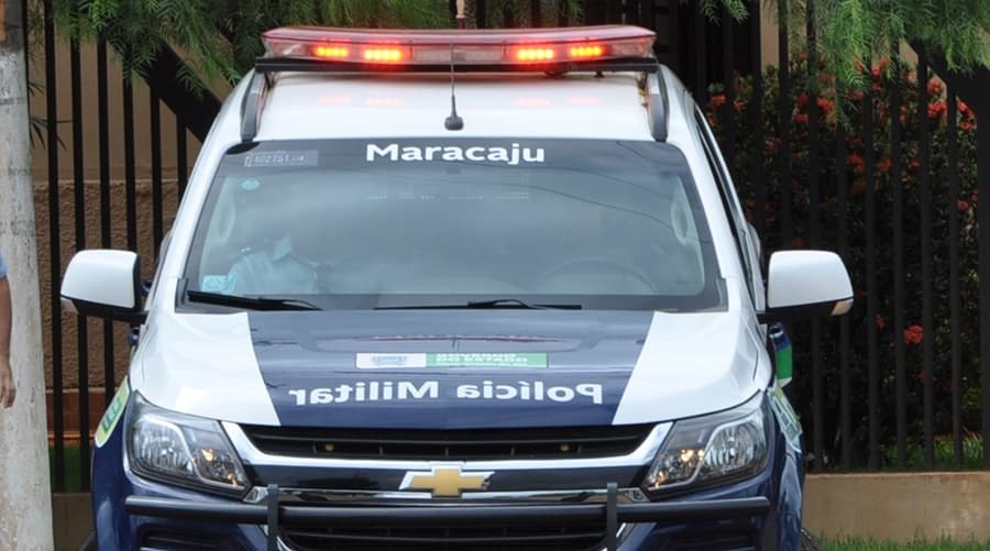 Ao chegar em casa, mulher encontra ladrão que aponta arma e diz: “corre”