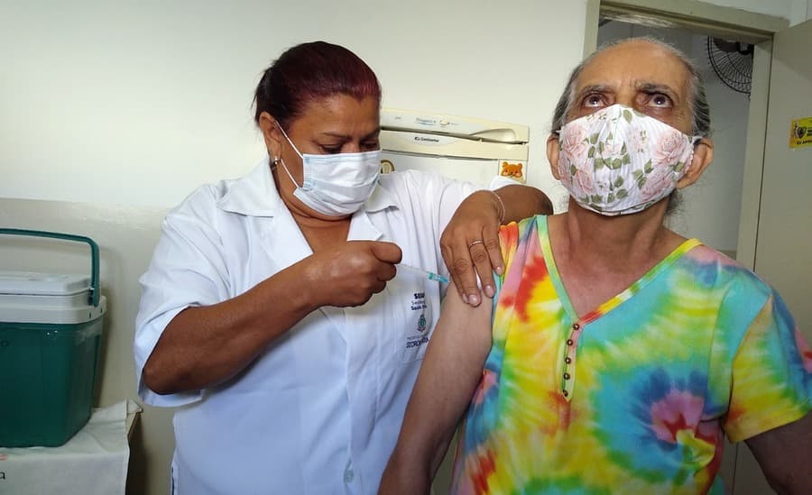 Saúde inicia neste sábado 3ª dose da vacinação para idosos a partir de 80 anos
