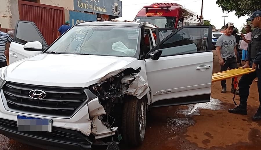 Homem desmaia ao volante e colide veículo em pilares de proteção de farmácia