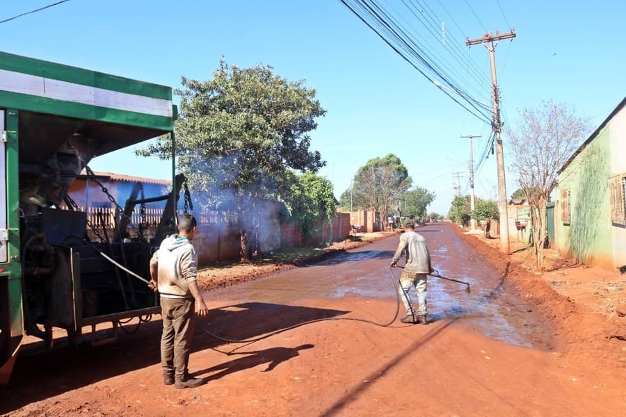 Empresa começa a preparar rua do Jardim Paraíso para receber asfalto