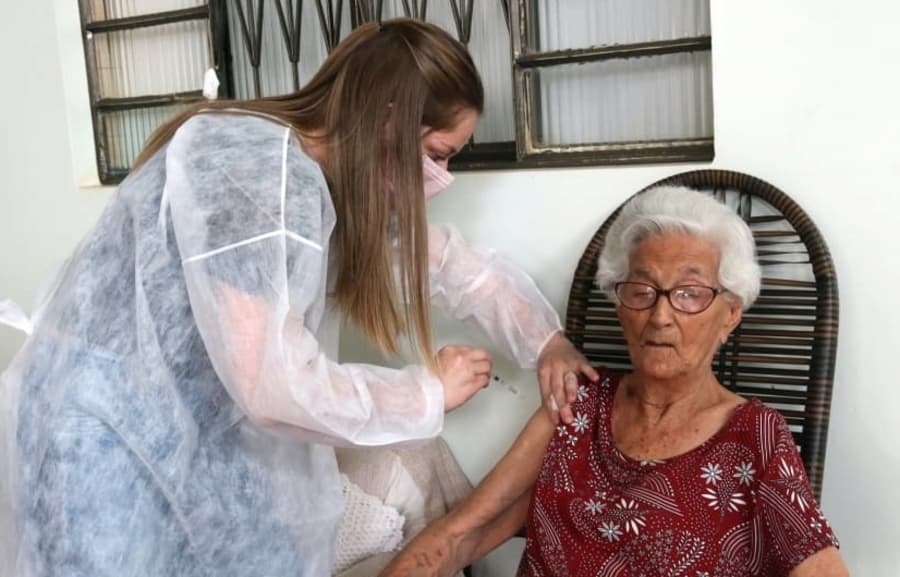 Equipe volante aplica 3ª dose da vacina contra Covid-19 em idosa de 105 anos
