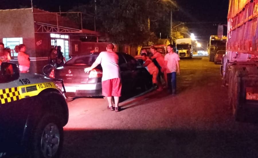 Embriagado, homem de 32 anos colide em caminhonete parada no Bairro São Bento