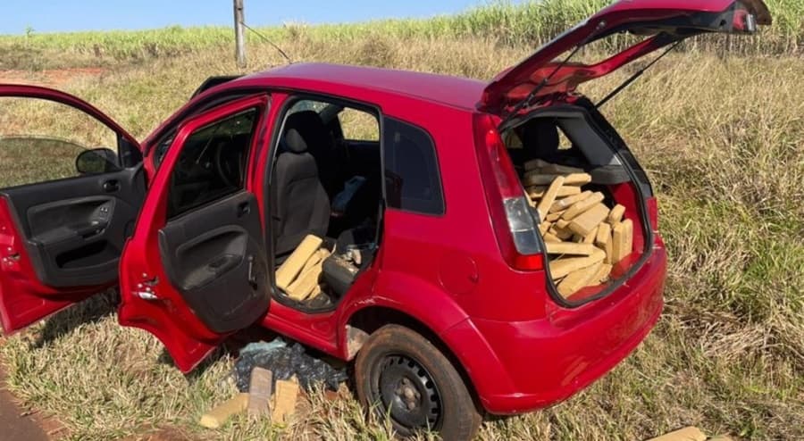 Motorista fura bloqueio policial, tem pneu furado a tiros e é preso na MS-164