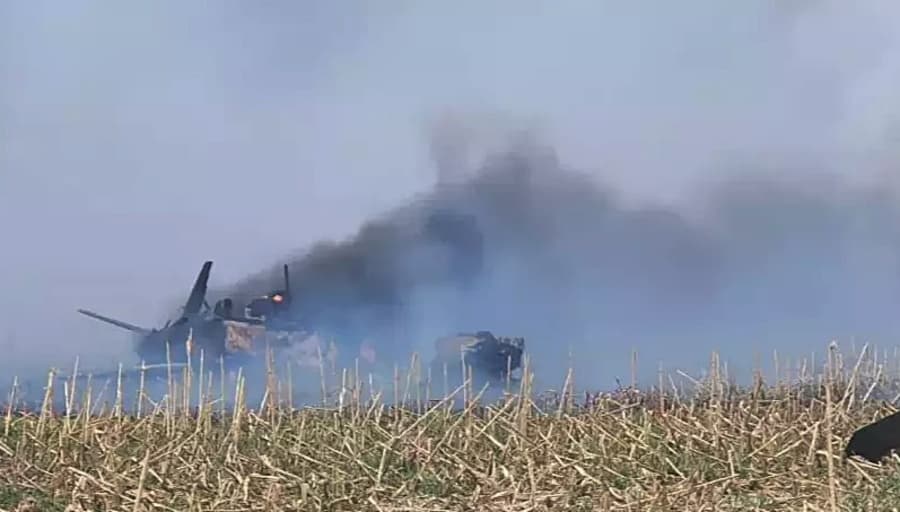 Aeronave militar cai em plantação de milho e fecha espaço aéreo da Capital