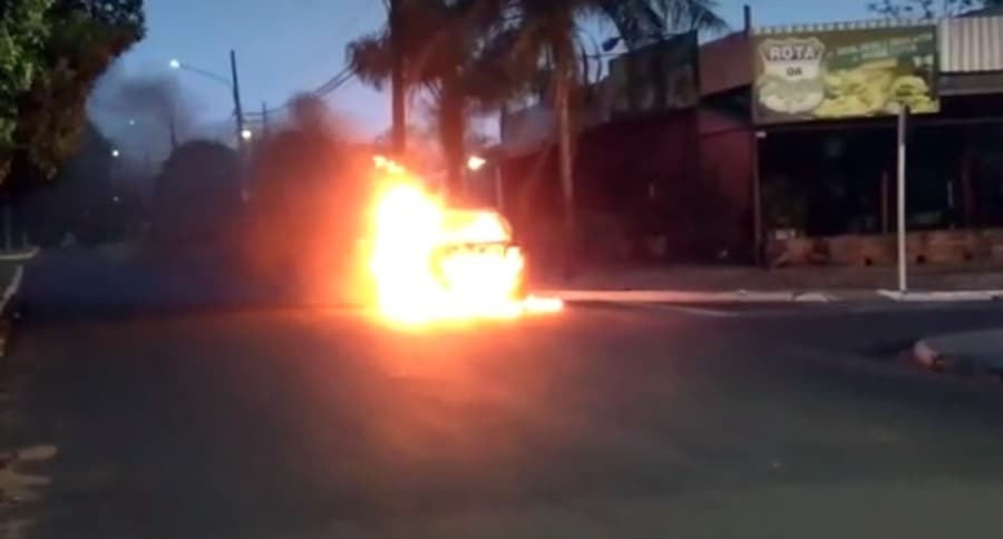 Ataque de Fúria: Mulher põe fogo em carro depois de ser chamada de maluca