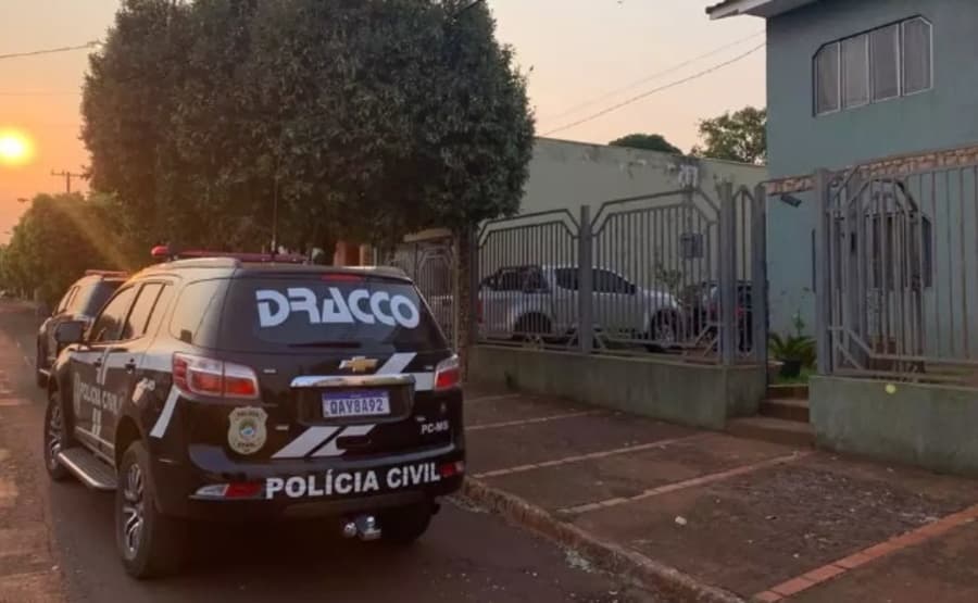 Durante operação, polícia encontra armas e munições em casa de ex-servidor da prefeitura