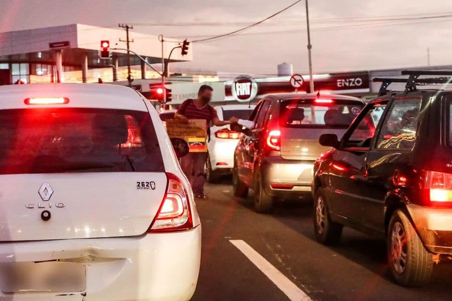 Com venezuelanos recusando emprego, Capital terá campanha contra "esmola"