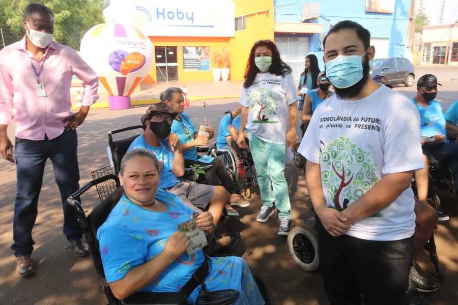 Prefeitura de Sidrolândia distribui mudas de árvore em blitz educativa