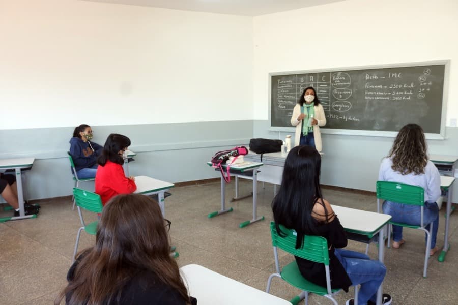Rede municipal de ensino retorna com aulas 100% presenciais no dia 18