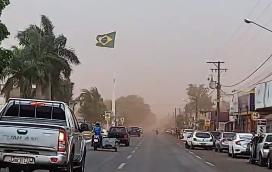 Tempestade de poeira avança e assusta moradores de Sidrolândia. Veja
