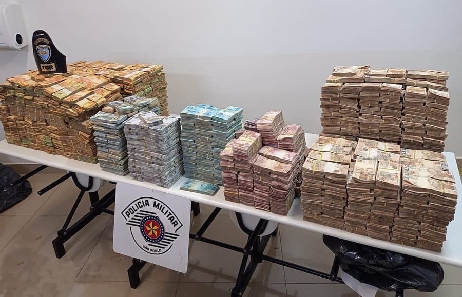 Polícia encontra quase R$ 12 milhões em carreta com placas de Maracaju