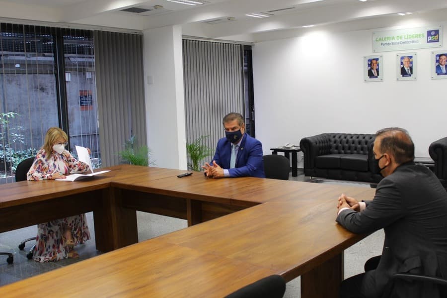 Prefeita se reúne com senador Nelsinho e reivindica mais de R$ 6,7 milhões em emendas