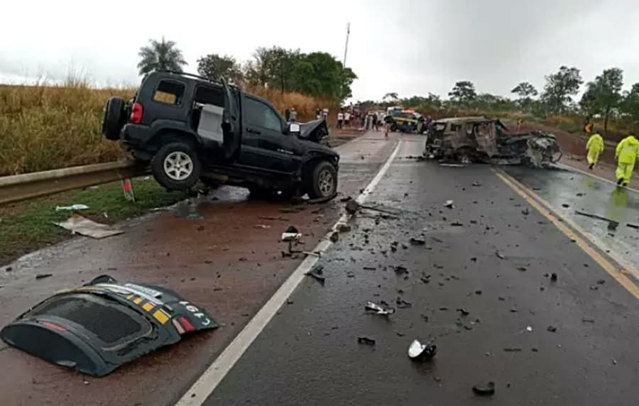 Tragédia: Colisão entre viatura da PRF e Cherokee mata policial e motorista na BR-163
