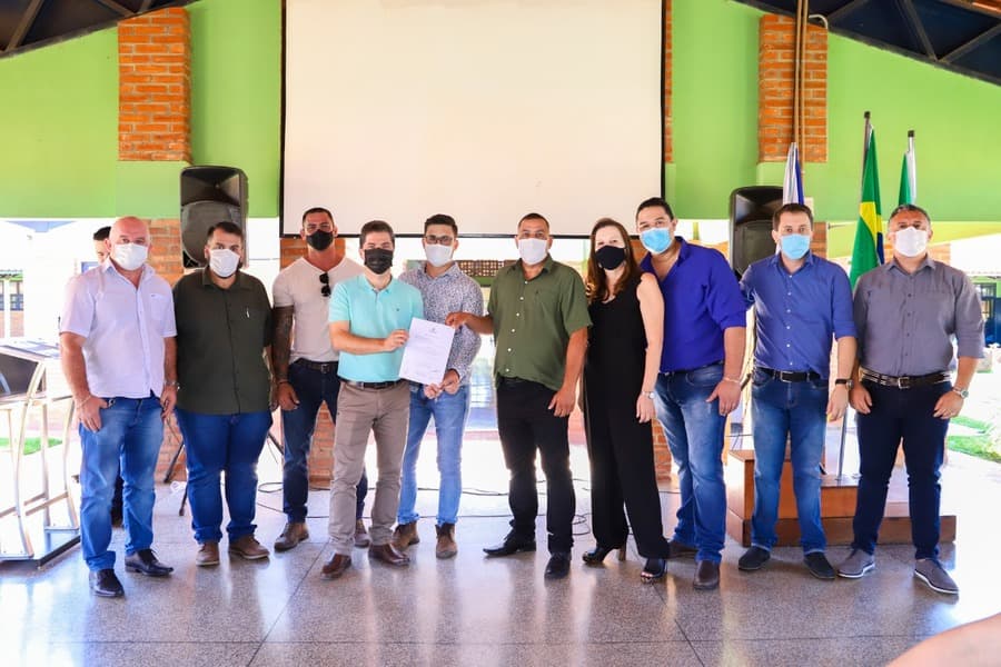 Prefeito assina ordem de serviço para manutenção e pintura de Escola Municipal