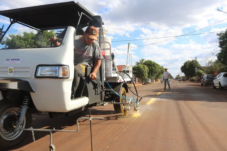 Prefeitura recebe moto sinalizadora e começa revitalização de vias
