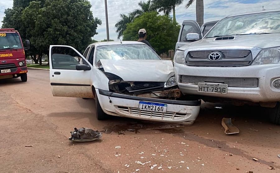 Colisão entre caminhonete e carro mobiliza Corpo de Bombeiros na Avenida Antero