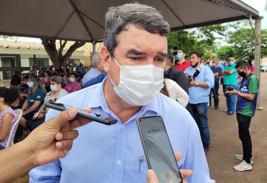 Riedel diz que uso de máscara em ambiente fechado continua recomendado em MS