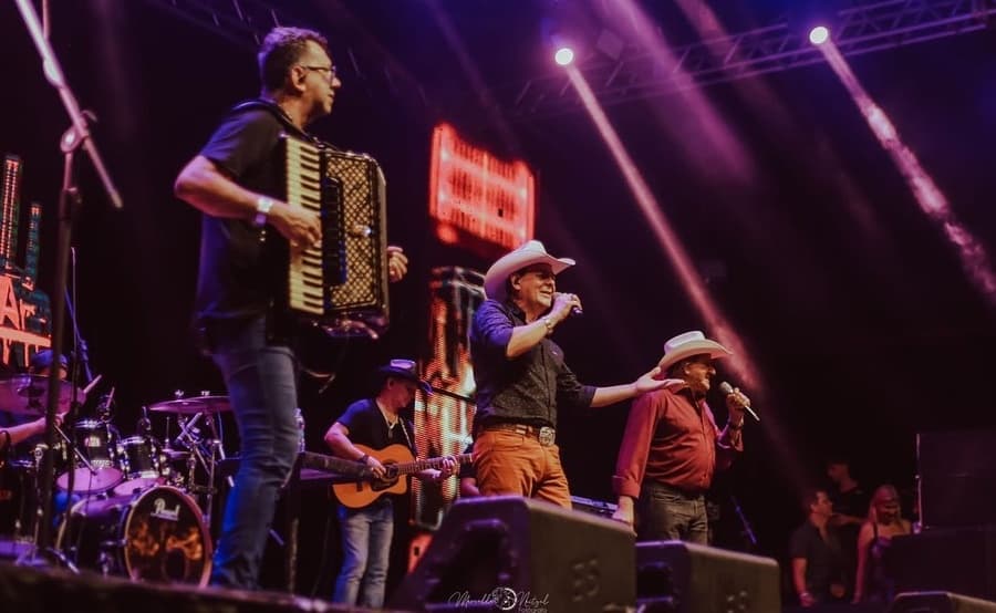 No domingo, véspera do feriado, Brasetto traz show do Trio Parada Dura
