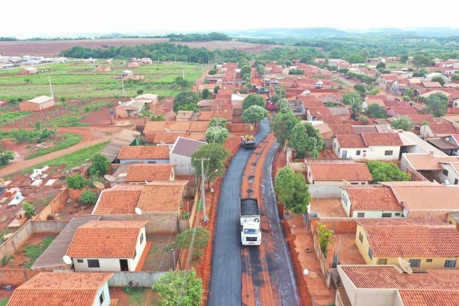 Asfalto avança mais uma quadra na Rua Hugo Yule no Bairro Morada da Serra