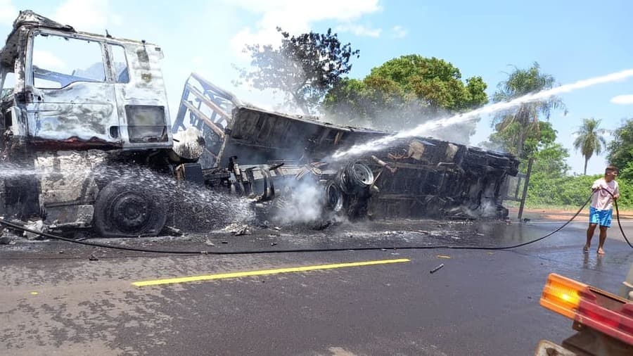 Pneu de carreta estoura e veículo pega fogo na BR-060 entre Sidrolândia e Nioaque