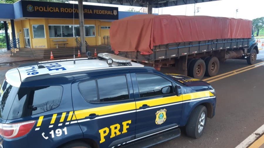 PRF apreende 200 mil maços de cigarros na BR-060 em Sidrolândia