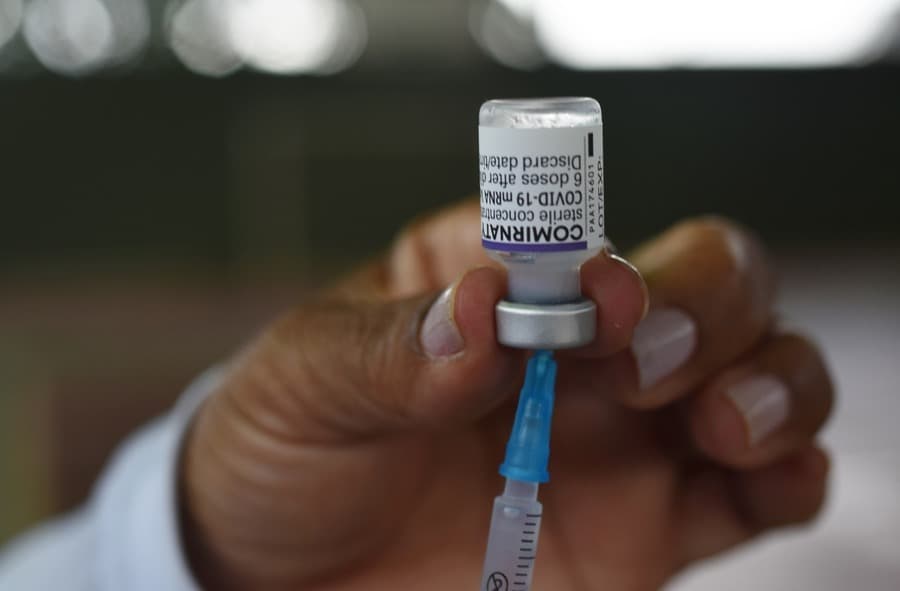 Saúde aplica 3ª dose da vacina contra Covid-19 em pessoas a partir de 45 anos