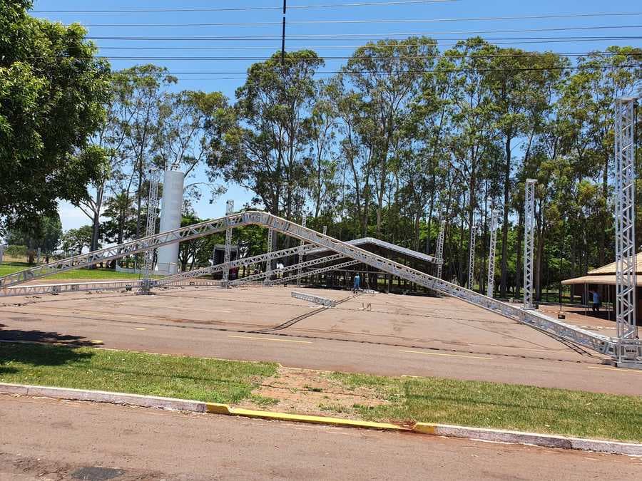Começa a montagem da estrutura que vai receber os shows no Parque de Exposições