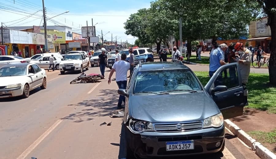 Colisão envolvendo carro e motocicleta mobiliza Corpo de Bombeiros na Avenida Dorvalino