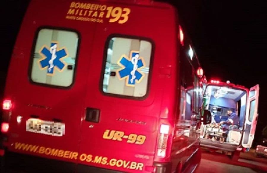 Jovem de 14 anos morre eletrocutado ao usar barra de ferro para colher manga