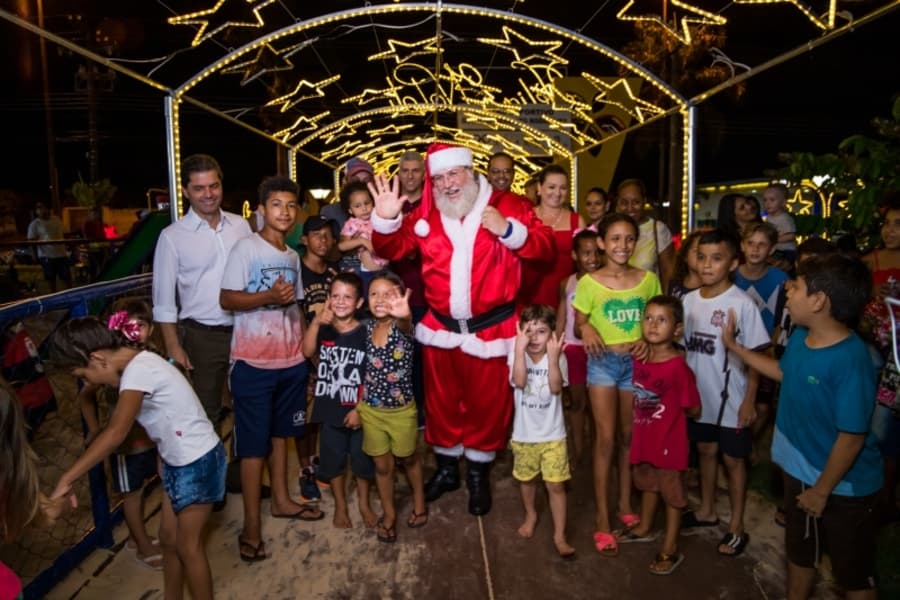 Chegada do “Papai Noel” traz encanto, alegria e reúne milhares de crianças no Centro Esportivo Osvaldo Benedito Rodrigues