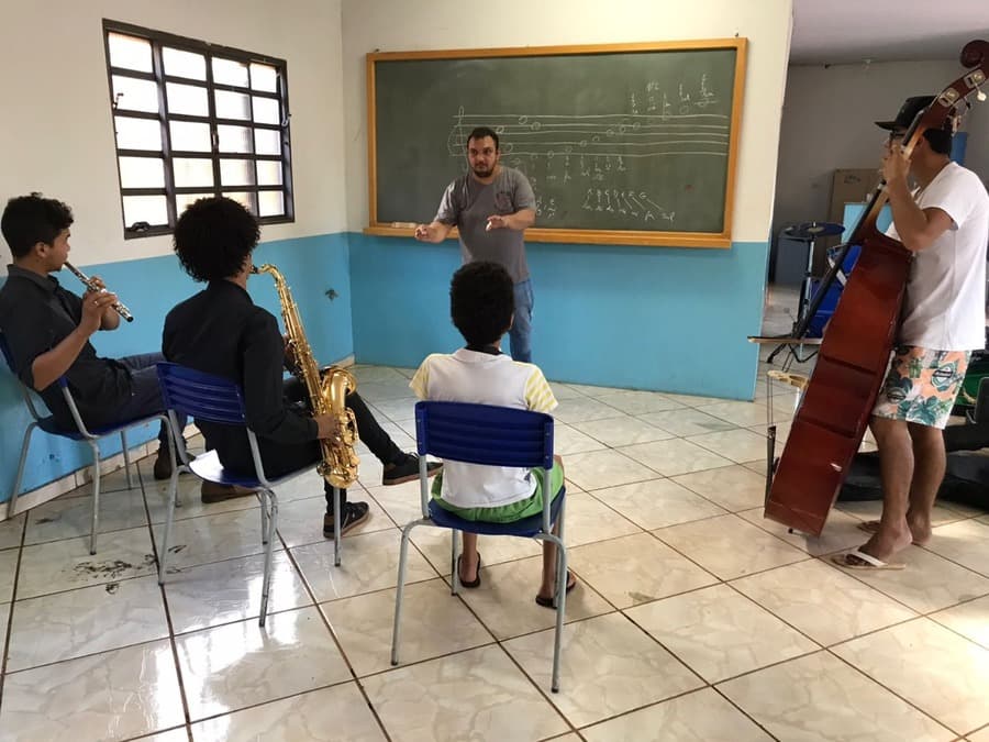 No Morada da Serra, crianças têm aulas para aprender a tocar na Orquestra Sinfônica
