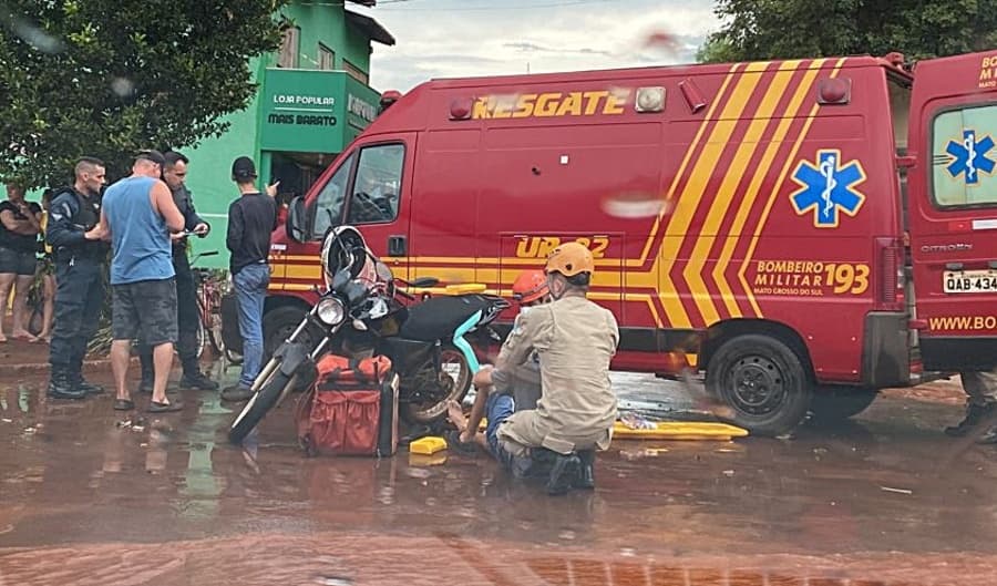 Motociclista é encaminhado ao Hospital após colisão contra caminhonete no Bairro São Bento
