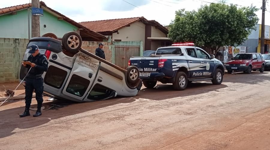 Veículo Renault capota após colisão com Ford Fiesta no Bairro Jardim Pindorama