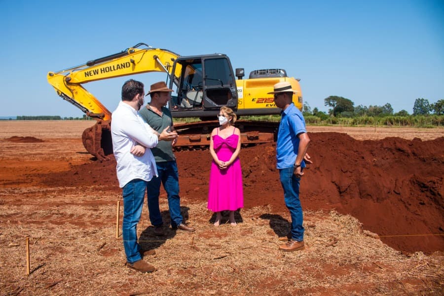 Prefeitura inicia terraplanagem de 4 hectares para construção de frigorífico de suíno