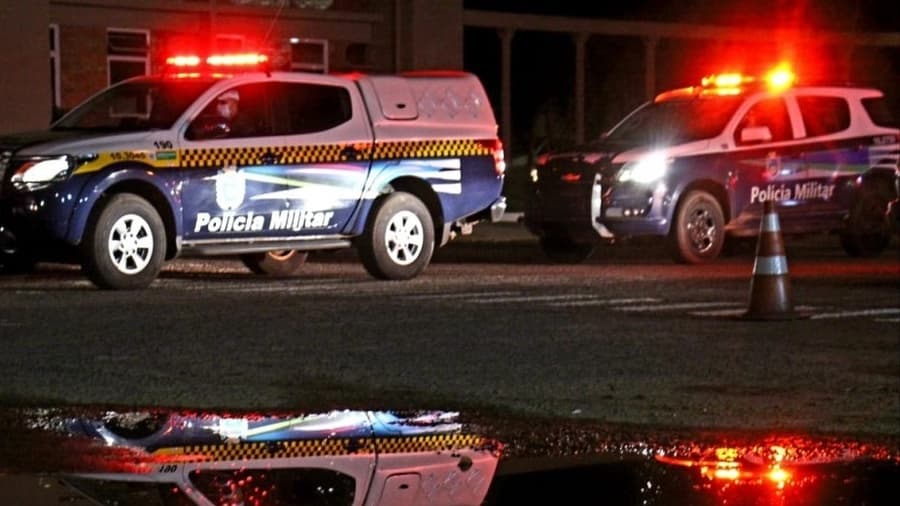 Mulher de 46 anos é presa após desacatar policiais durante abordagem