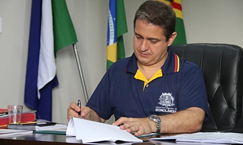 Prefeito deposita salário dos servidores do município já com reajuste aos professores