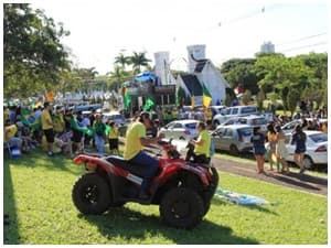 Ato a favor de Bolsonaro lotou altos da Afonso Pena neste domingo