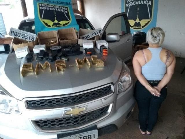 Ao lado da filha de 5 anos, Jovem é presa com fuzil AK 47 e 2,5 mil munições