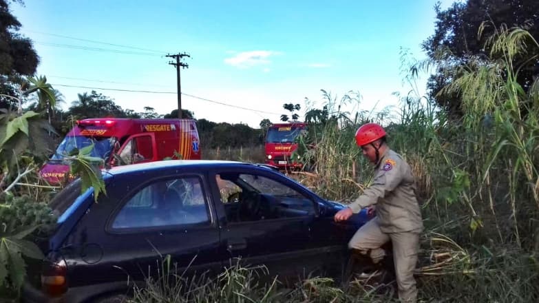 Capotamento em estrada vicinal mobiliza Corpo de Bombeiros em Sidrolândia