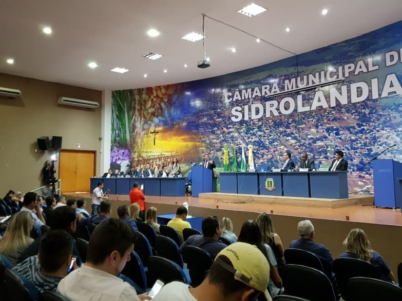 Com 12 votos, Carlos Henrique é eleito presidente da Câmara e agradece apoio recebido