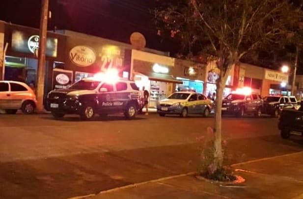 Em operação, PM flagra menores de idade consumindo bebida alcoólica