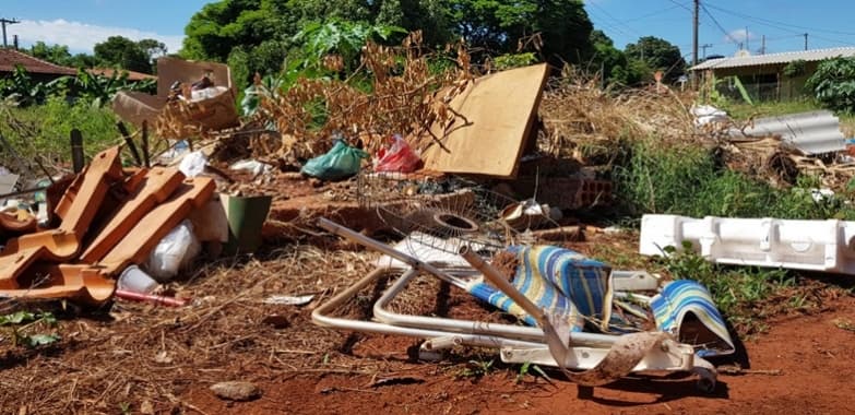 População também não colabora e lixo se espalha por terrenos da cidade