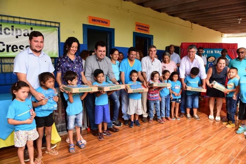 Alunos da rede municipal de Maracaju recebem Kits escolares e uniforme