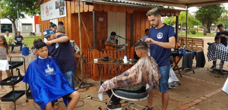 Solidariedade: Ação Social de Barbeiros foi sucesso na praça central