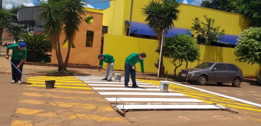 Prefeitura renova sinalização horizontal em frente das repartições públicas